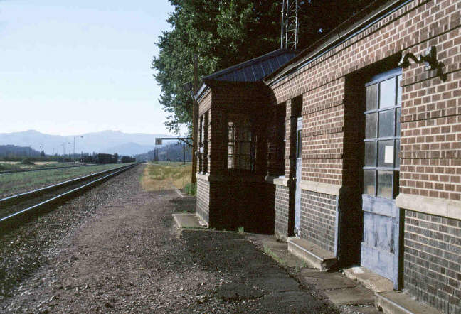 Paradise, Montana NP depot, bay window. 640 x 442